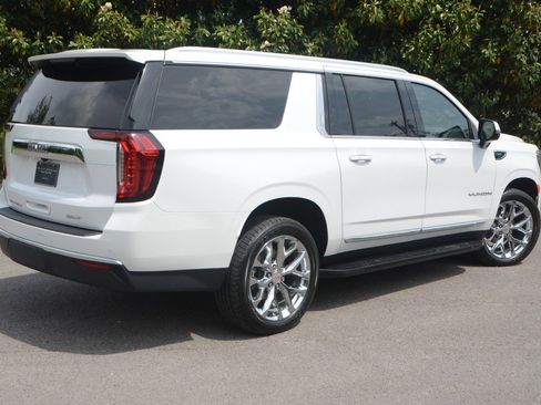 Used 2023 GMC Yukon XL SLT w/ SLT Premium Package AWD/4WD image 3