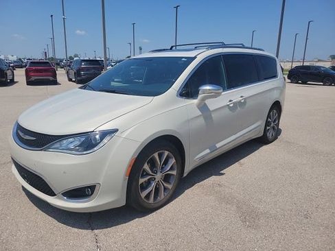 Used 2020 Chrysler Pacifica Limited FWD image 3