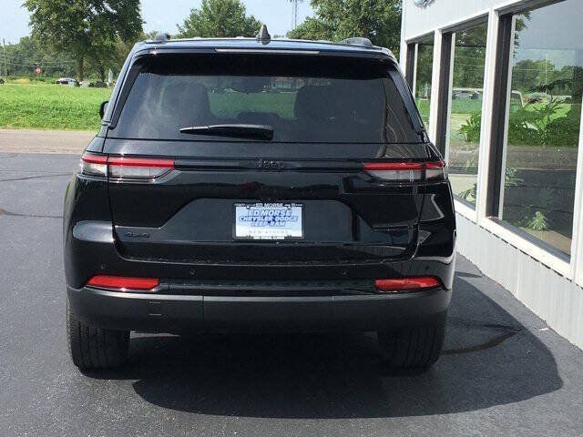 Used 2023 Jeep Grand Cherokee Altitude AWD/4WD image 7
