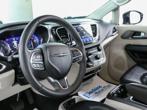 Used 2024 Chrysler Pacifica Touring-L FWD image 22