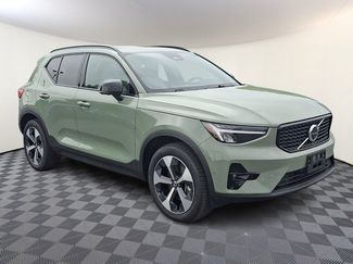 Used 2025 Volvo XC40 B5 Plus AWD/4WD video 1