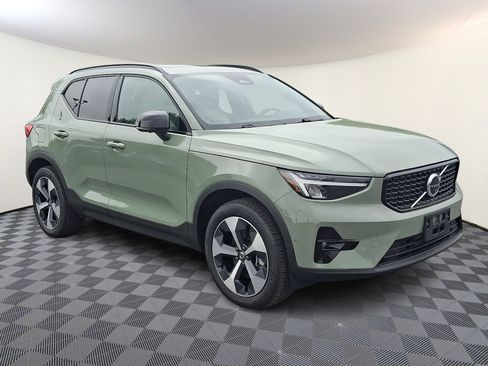 Used 2025 Volvo XC40 B5 Plus AWD/4WD image 1