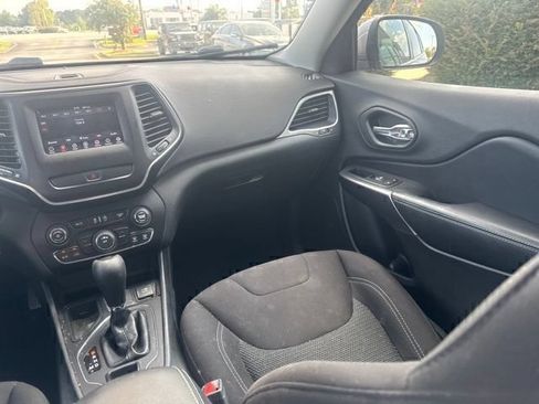 Used 2019 Jeep Cherokee Latitude w/ Popular Appearance Group FWD image 21