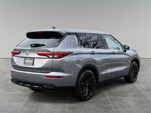 Used 2023 Mitsubishi Outlander AWD image 10