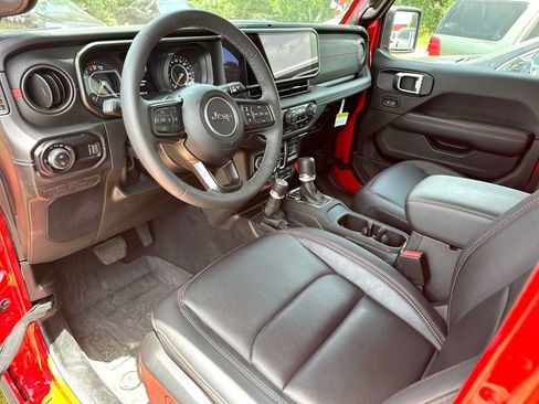 Used 2025 Jeep Gladiator Rubicon AWD/4WD image 4