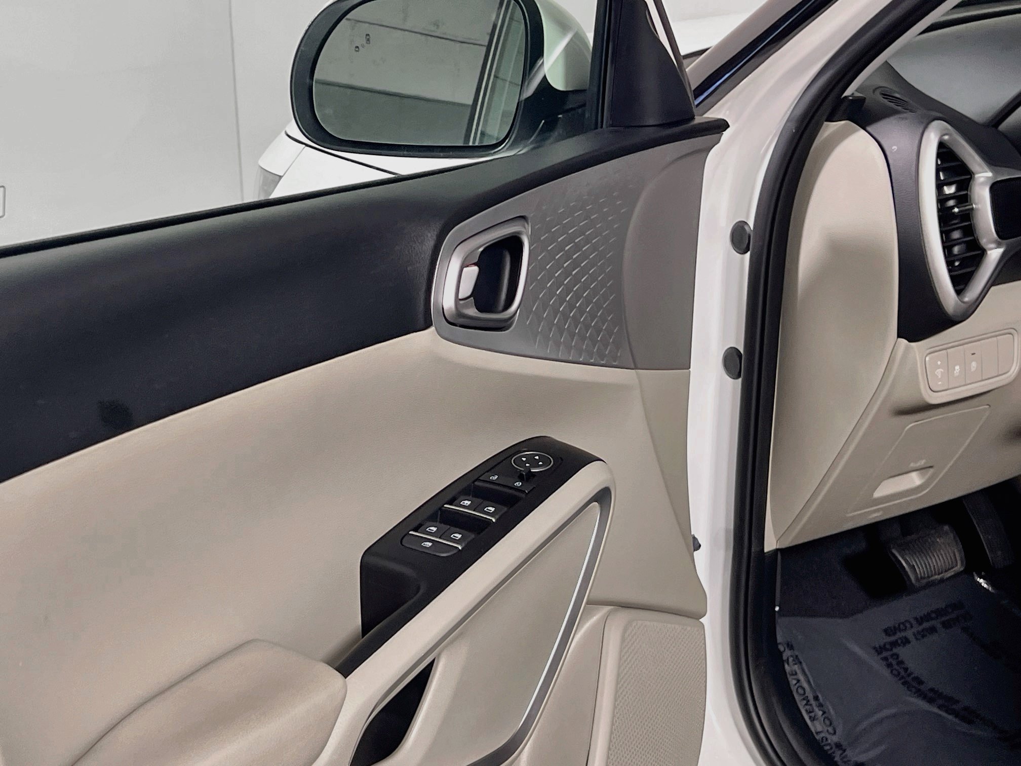 Used 2025 Kia Soul LX w/ LX Technology Package FWD image 17