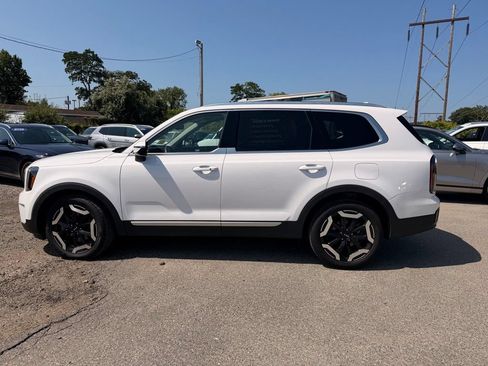 Used 2024 Kia Telluride EX w/ EX Captain's Chair Package AWD/4WD image 9