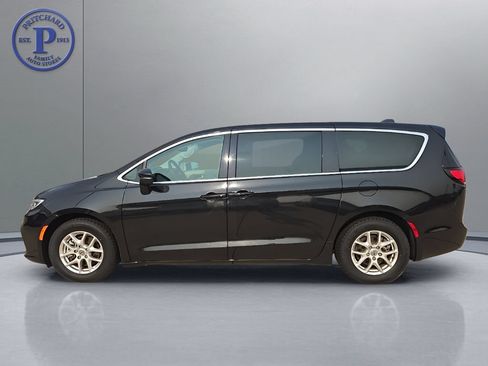 Used 2023 Chrysler Pacifica Touring-L FWD image 4
