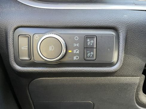 Used 2022 Ford Explorer XLT image 28