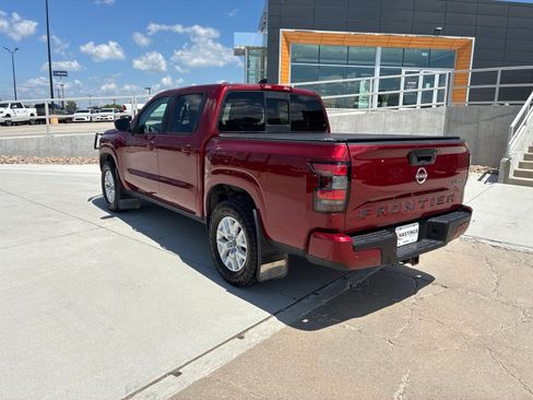 Used 2022 Nissan Frontier SV AWD/4WD image 3