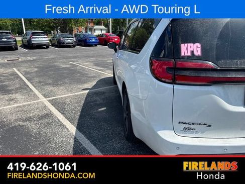 Used 2023 Chrysler Pacifica Touring-L w/ S Appearance Package AWD/4WD image 4