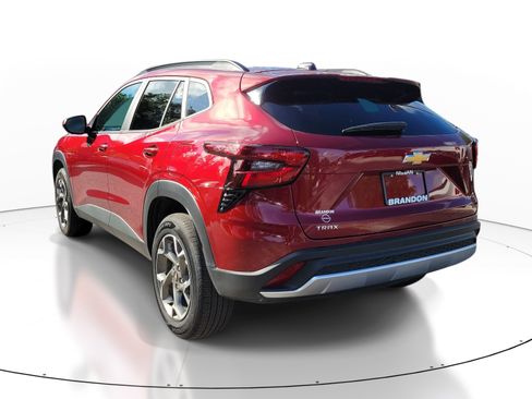 Used 2025 Chevrolet Trax LT FWD image 5