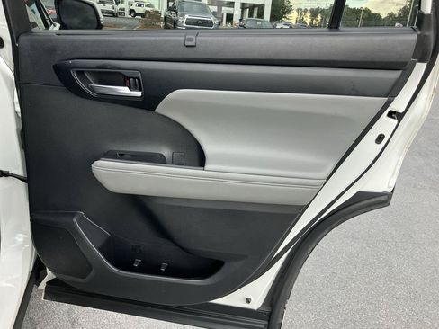 Certified 2020 Toyota Highlander XLE FWD image 32