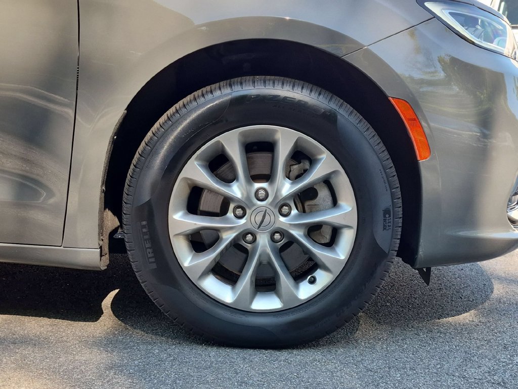 Used 2023 Chrysler Pacifica Touring-L AWD/4WD image 34