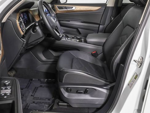 Used 2024 Volkswagen Atlas SE w/ Black Wheel Package image 22