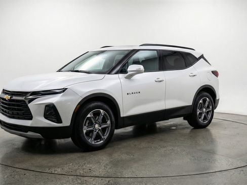 Used 2025 Chevrolet Blazer LT FWD image 3