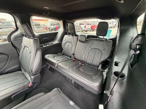 New 2026 Chrysler Pacifica Select image 15