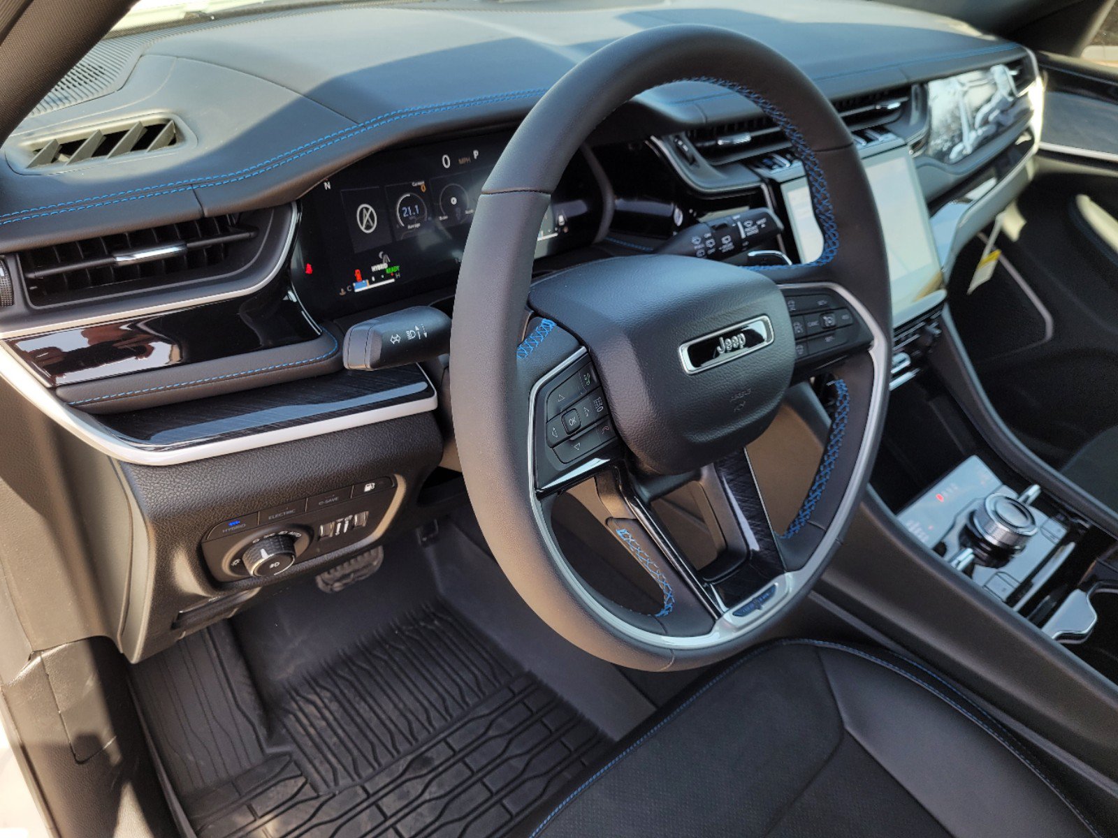 New 2022 Jeep Grand Cherokee Trailhawk w/ Advanced Protech Group II AWD/4WD image 9