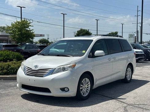 Used 2017 Toyota Sienna XLE w/ XLE Navigation Package FWD image 3