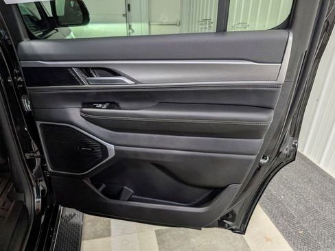 Used 2025 Jeep Wagoneer 4WD image 26