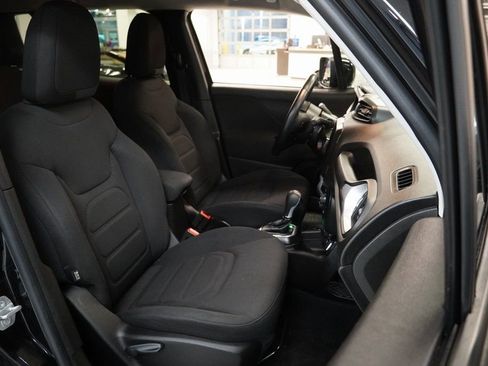 Used 2020 Jeep Renegade Latitude w/ Cold Weather Group image 30