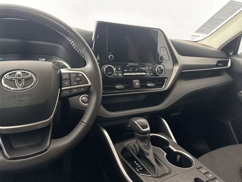 Certified 2024 Toyota Highlander LE image 31