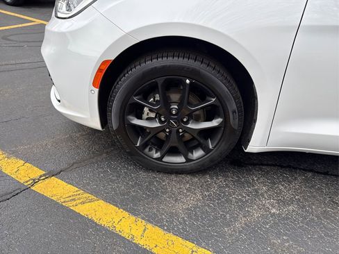 Used 2024 Chrysler Pacifica Limited w/ S Appearance Package image 12