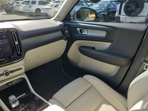 Used 2025 Volvo XC40 B5 Plus w/ Protection Package Premier image 23
