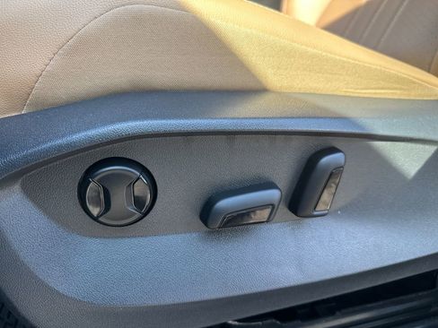 Used 2023 Volkswagen Tiguan SE image 4