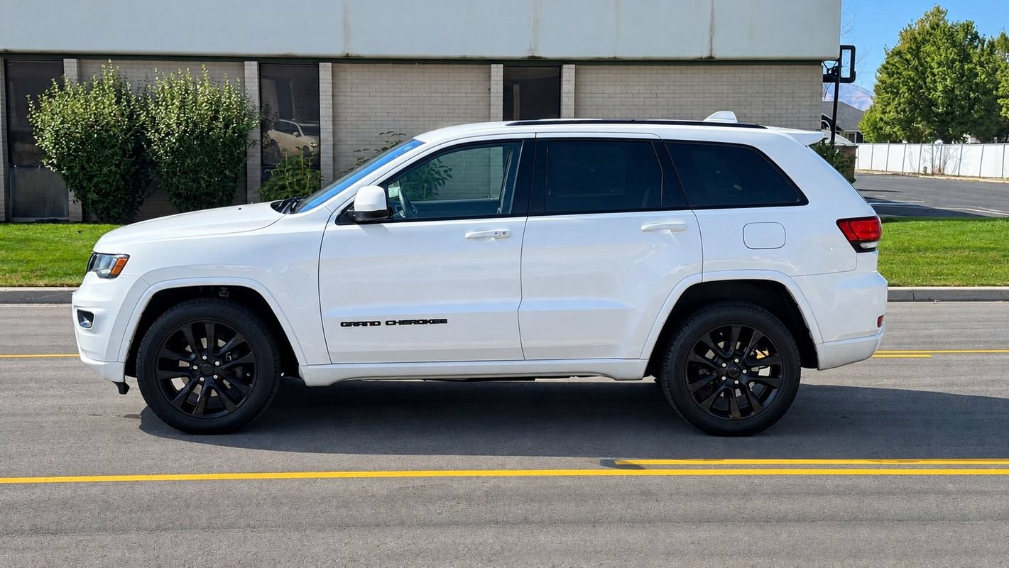 Used 2017 Jeep Grand Cherokee Altitude AWD/4WD image 2