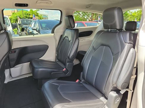 Used 2024 Chrysler Pacifica Touring-L FWD image 16