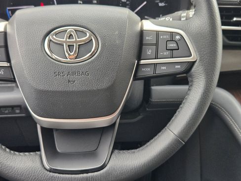 Used 2022 Toyota Sienna XLE FWD image 22