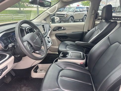 Used 2023 Chrysler Pacifica Touring-L FWD image 5