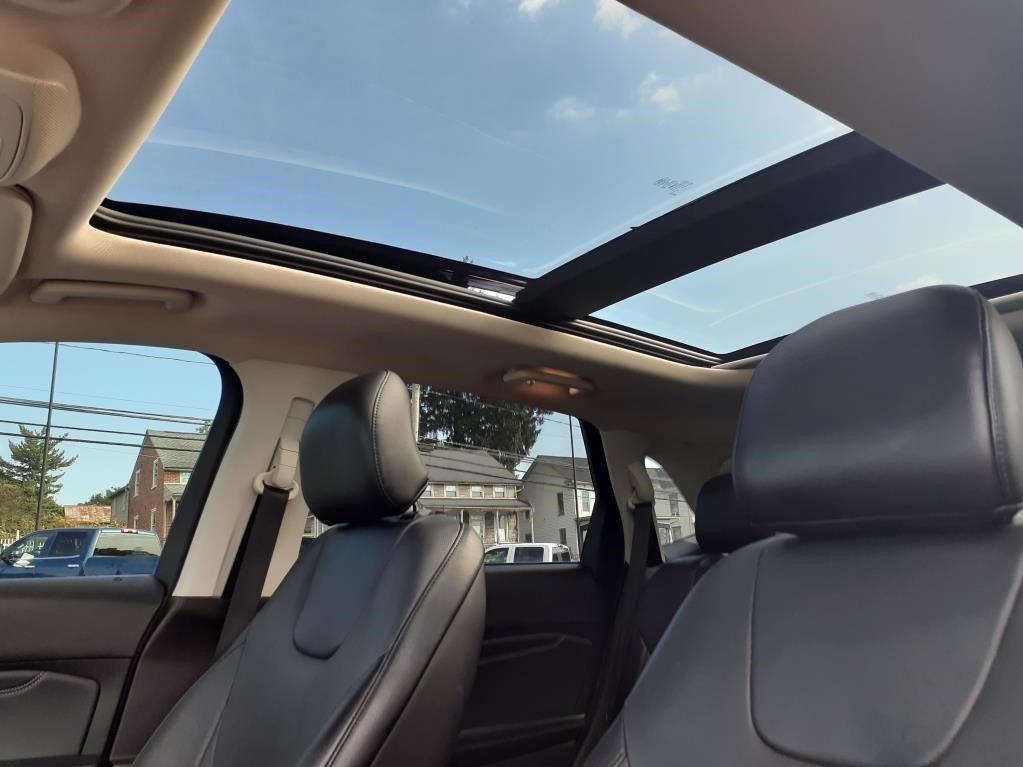 Used 2018 Ford Edge Titanium w/ Equipment Group 301A AWD/4WD image 11
