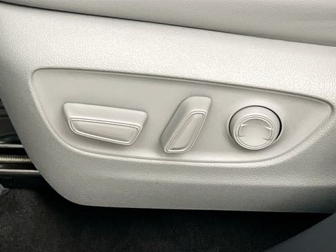 Used 2024 Toyota Highlander XLE FWD image 15