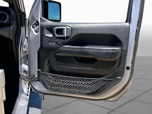 Used 2018 Jeep Wrangler Unlimited Sahara AWD/4WD image 23