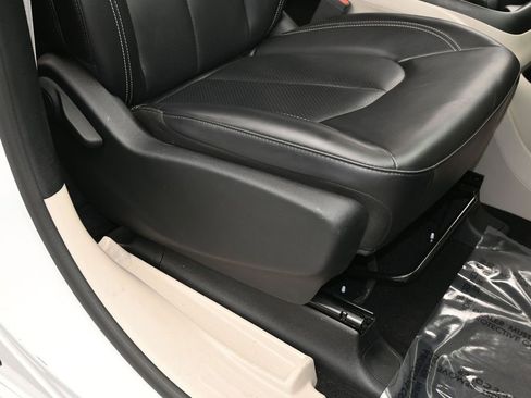 Used 2023 Chrysler Pacifica Touring-L image 45