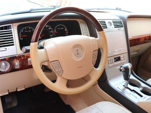 Used 2006 Lincoln Navigator Luxury RWD image 18