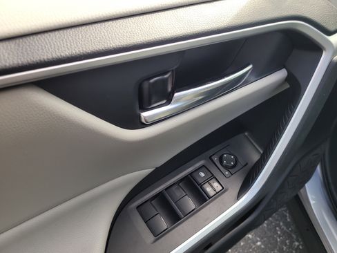 Used 2020 Toyota RAV4 XLE image 18