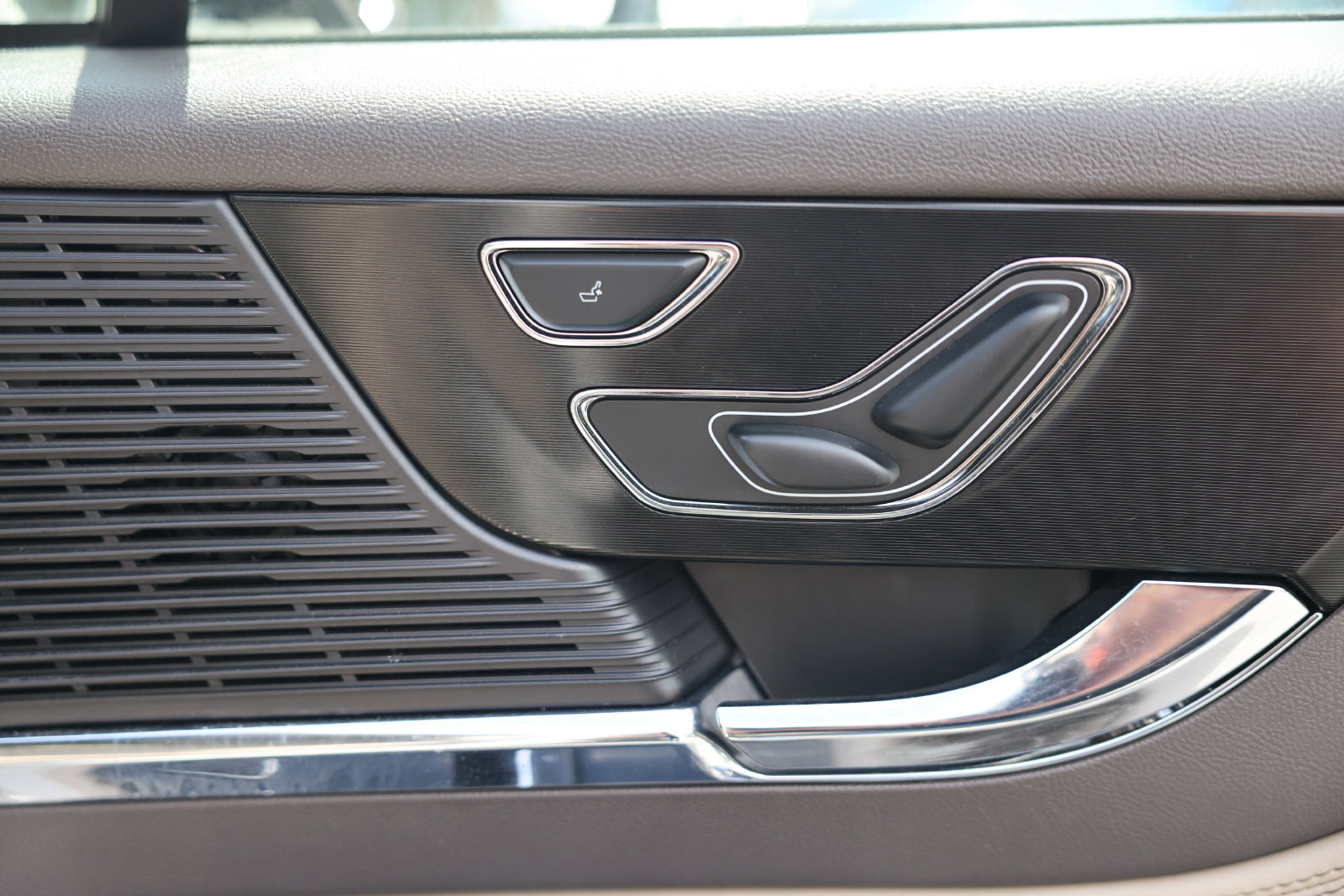 Used 2022 Lincoln Corsair AWD w/ Premium Package image 11