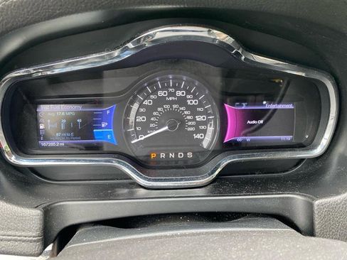 Used 2013 Lincoln MKT AWD image 16