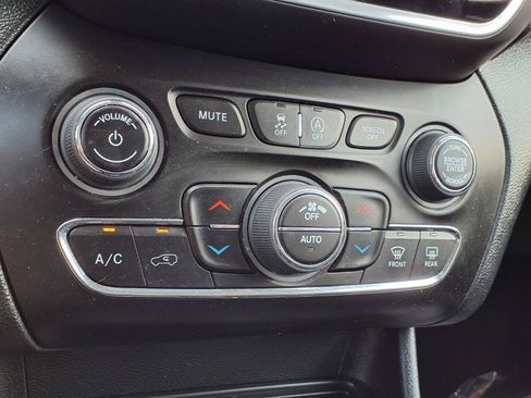 Used 2022 Jeep Cherokee Limited AWD/4WD image 9