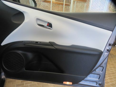 Used 2018 Toyota Prius Prime Premium FWD image 22