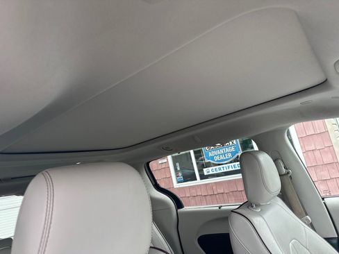 Used 2020 Chrysler Pacifica Limited FWD image 13