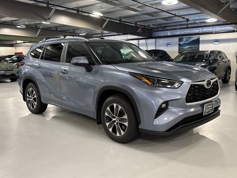 Used 2023 Toyota Highlander XLE AWD/4WD image 1
