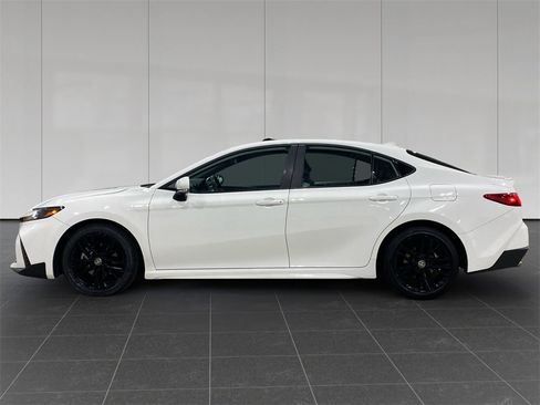 Used 2025 Toyota Camry SE image 2