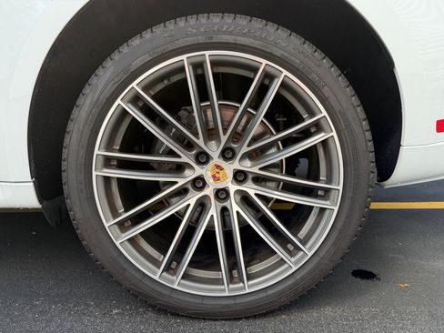 Certified 2025 Porsche Macan AWD/4WD image 10