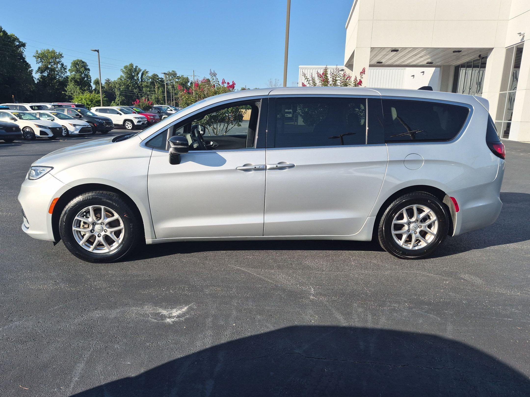 Used 2026 Chrysler Pacifica Select FWD image 6