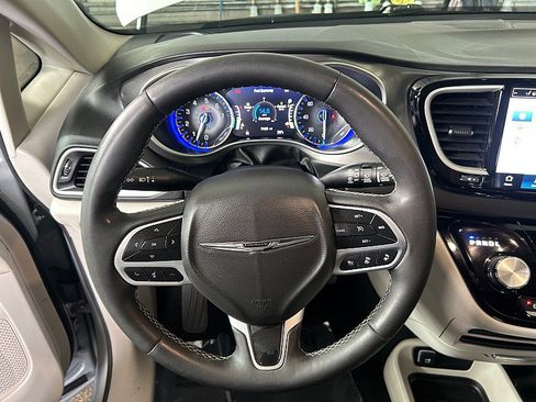 Used 2024 Chrysler Pacifica Touring-L FWD image 21