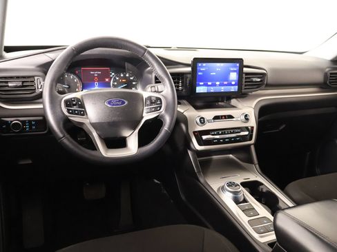 Used 2023 Ford Explorer XLT RWD image 2